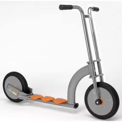   Alutrike prémium roller, pneumatikus (sűrített levegővel működő) kerékgumikkal.