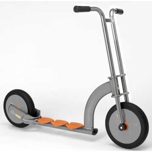 Alutrike prémium roller, pneumatikus (sűrített levegővel működő) kerékgumikkal.