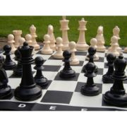   Capetan® Family | Kültéri sakk készlet sakktáblával (időjárásálló ABS műanyag, 92x92cm vinyl sakktábla felület, hordfüles dobozban, 21 cm király sakkbábú méret)