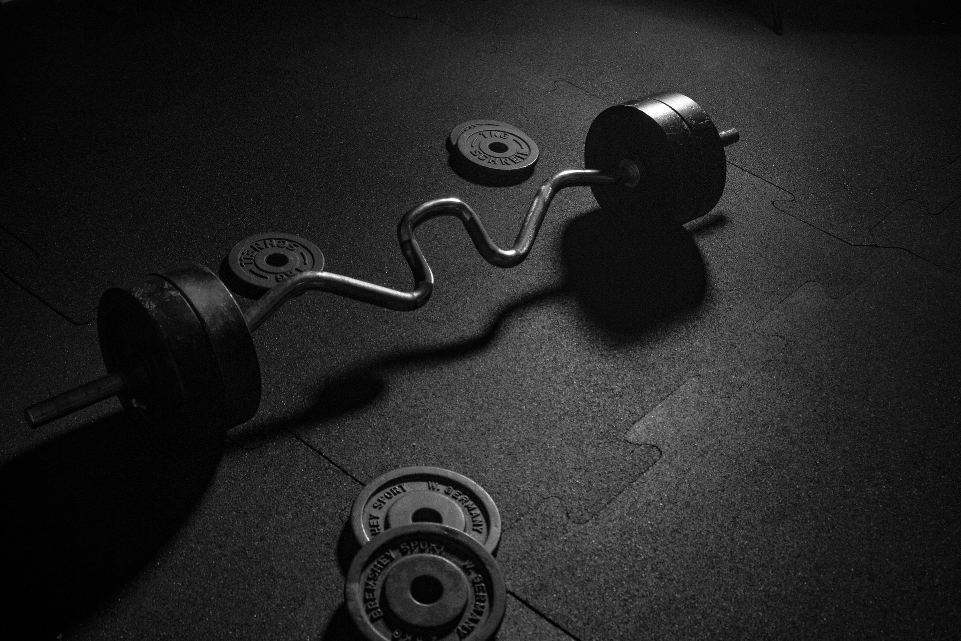 A súlyzózás eszközei: súlyzók és edzőgépek, avagy mivel érheted el leghatékonyabban a célod?
